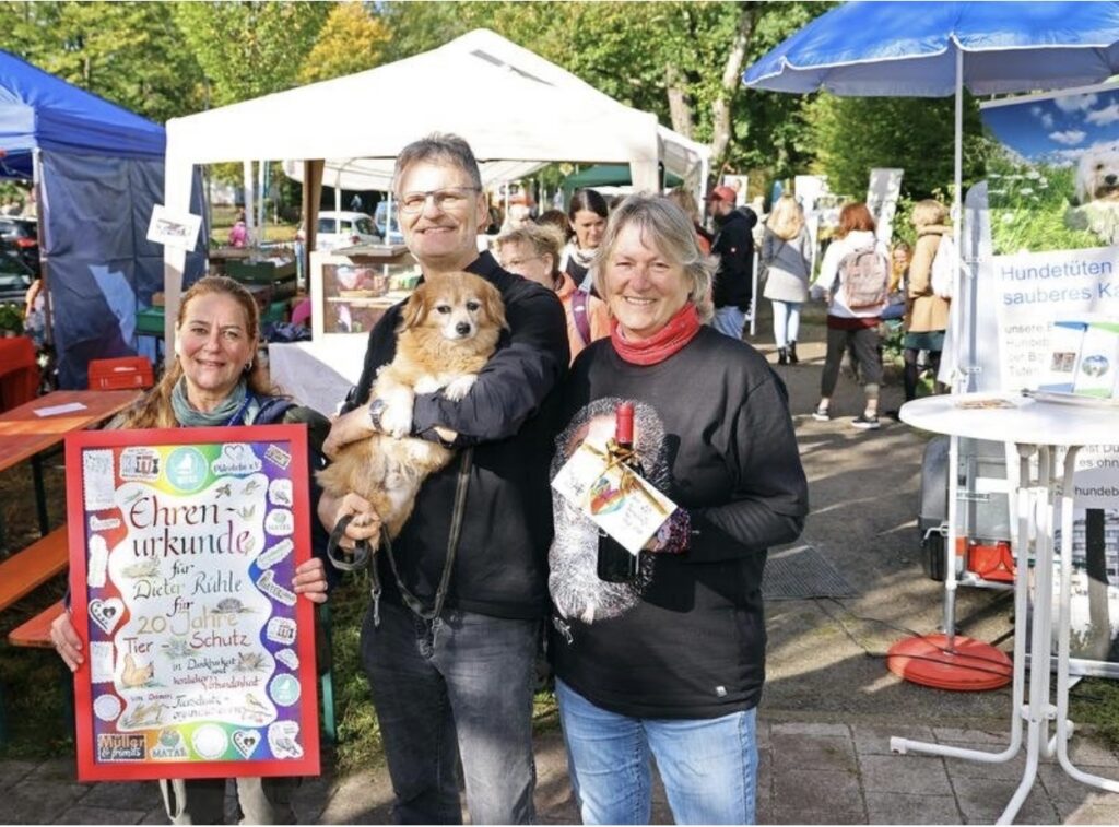 Marion Gruenbacher (von links), Dieter Ruehle und Rosi Schroeder besuchten mit Hund Jassu den Tierschutztag bei Nellys Futterkiste. Foto: Jörg Donecker